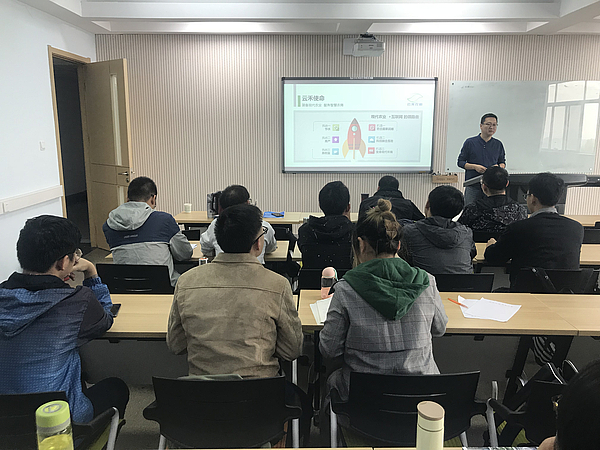 云禾農(nóng)科負(fù)責(zé)人講解農(nóng)業(yè)云及農(nóng)業(yè)物聯(lián)網(wǎng)項(xiàng)目案例.jpg 云禾農(nóng)科負(fù)責(zé)人講解農(nóng)業(yè)云及農(nóng)業(yè)物聯(lián)網(wǎng)項(xiàng)目案例.jpg