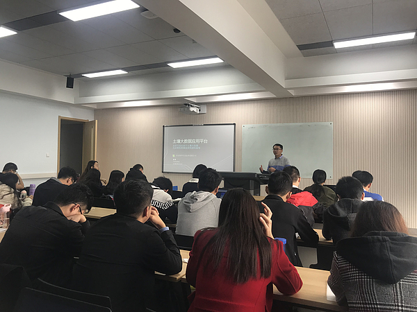 錦華生態(tài)負(fù)責(zé)人講解土壤大數(shù)據(jù)應(yīng)用.jpg 錦華生態(tài)負(fù)責(zé)人講解土壤大數(shù)據(jù)應(yīng)用.jpg