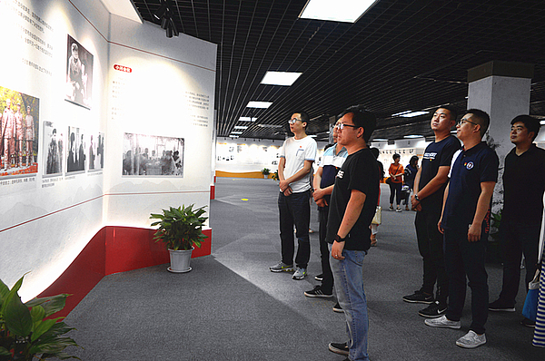 參觀現(xiàn)場_副本.jpg 參觀現(xiàn)場_副本.jpg